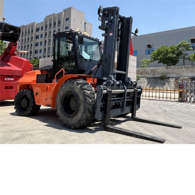 Chariot élévateur tout-terrain SOCMA 8 tonnes