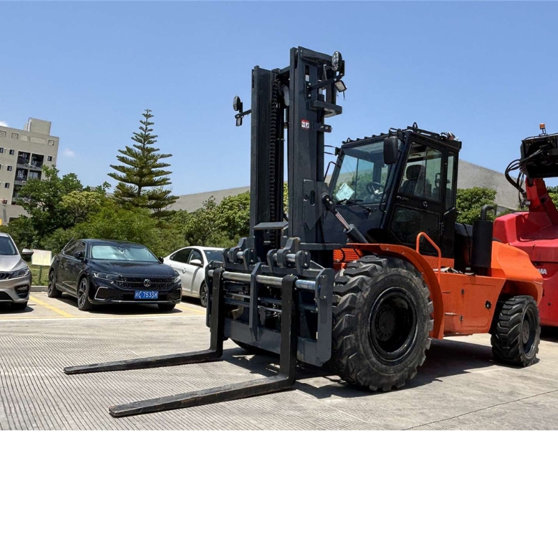 Chariot élévateur tout-terrain SOCMA 8 tonnes